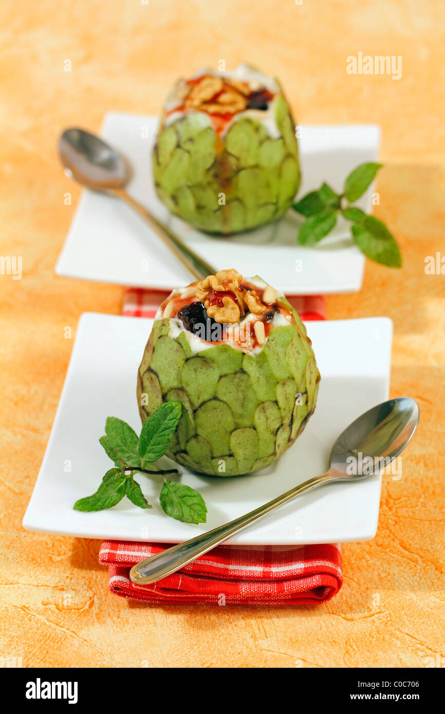Gefüllte Custard Apple. Rezept zur Verfügung. Stockfoto