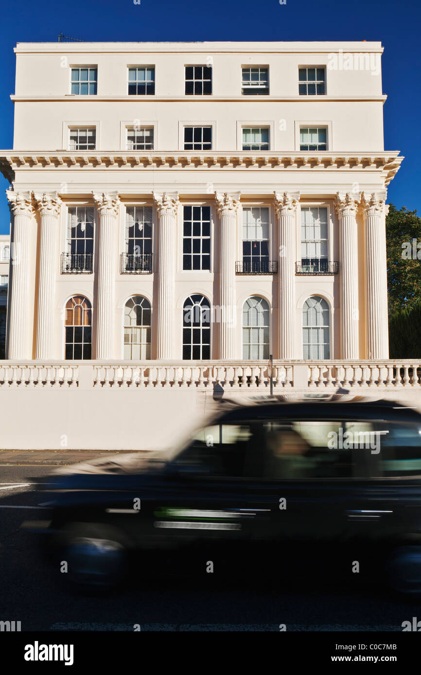 Taxi, die Beschleunigung von Cumberland Terrasse Regents Park London England Stockfoto