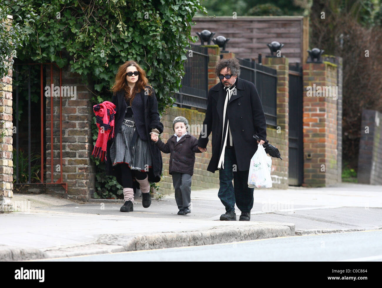 Tim Burton und Helena Bonham Carter sammeln ihren Sohn Billy Ray Burton von der Grundschule in Hampstead. Sie halten auch an eine Stockfoto