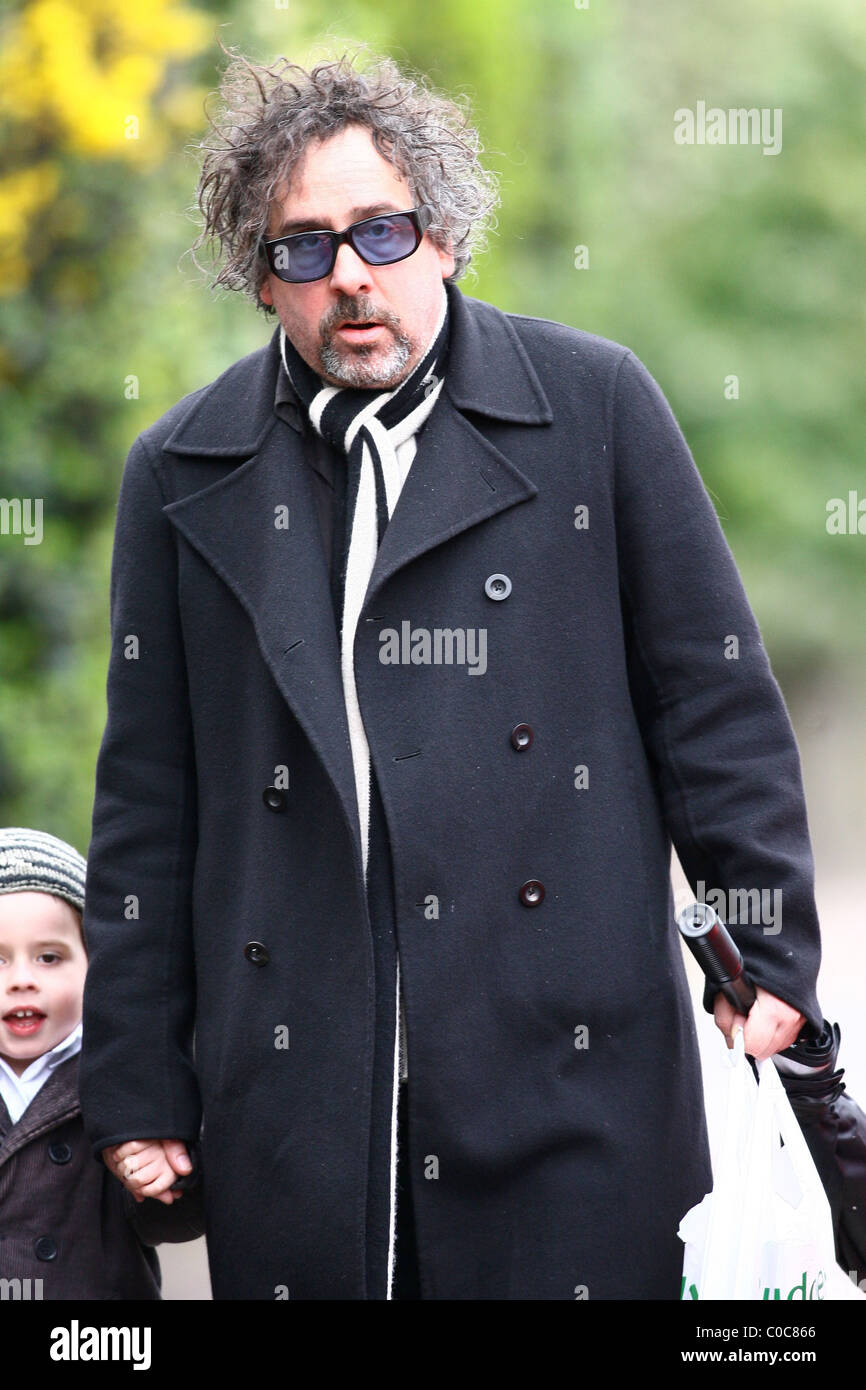 Tim Burton sammelt sein Sohn Billy Ray Burton von der Grundschule in Hampstead mit Helena Bonham Carter. Sie halten an einem lokalen Stockfoto