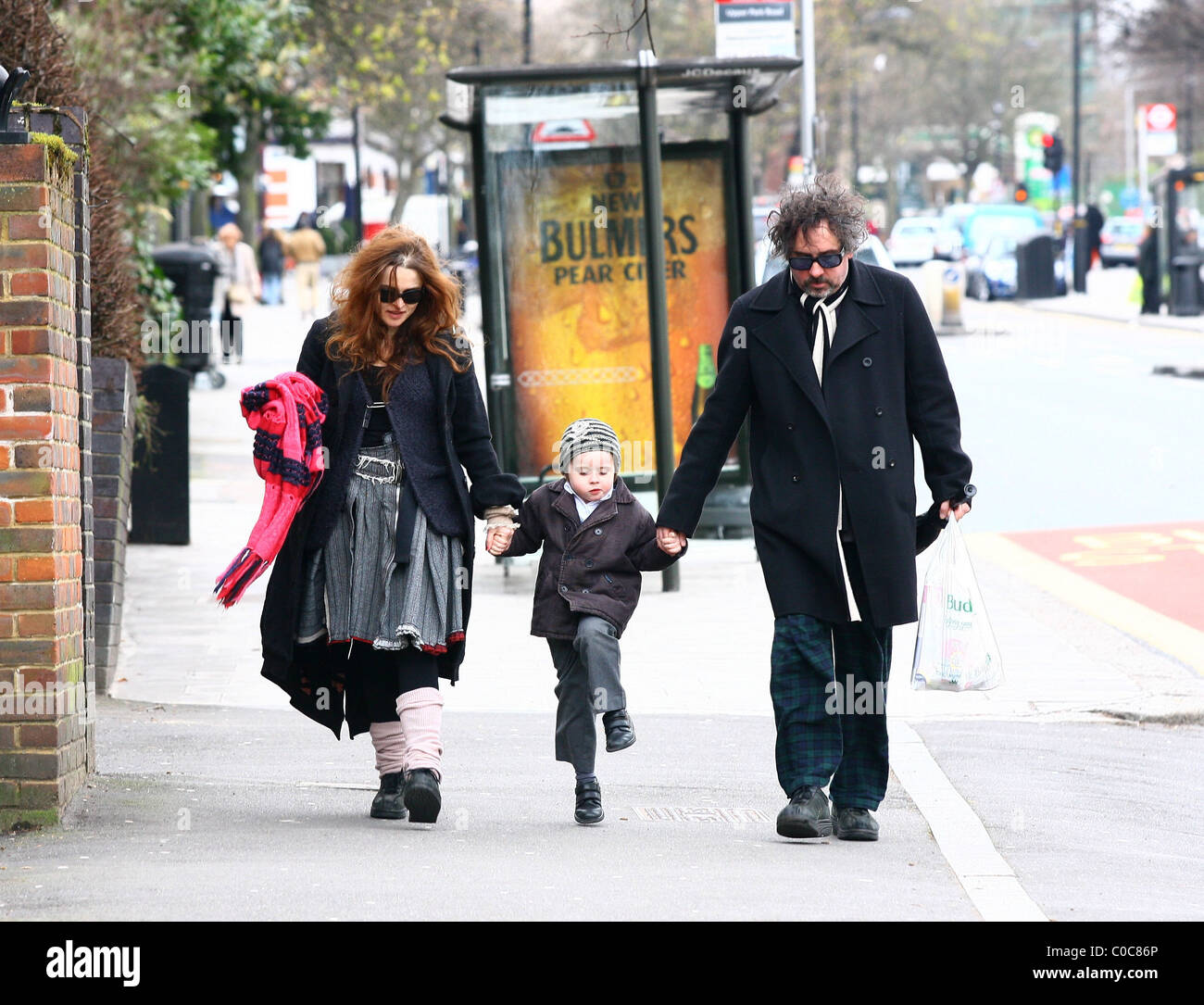 Tim Burton und Helena Bonham Carter sammeln ihren Sohn Billy Ray Burton von der Grundschule in Hampstead. Sie halten auch an eine Stockfoto