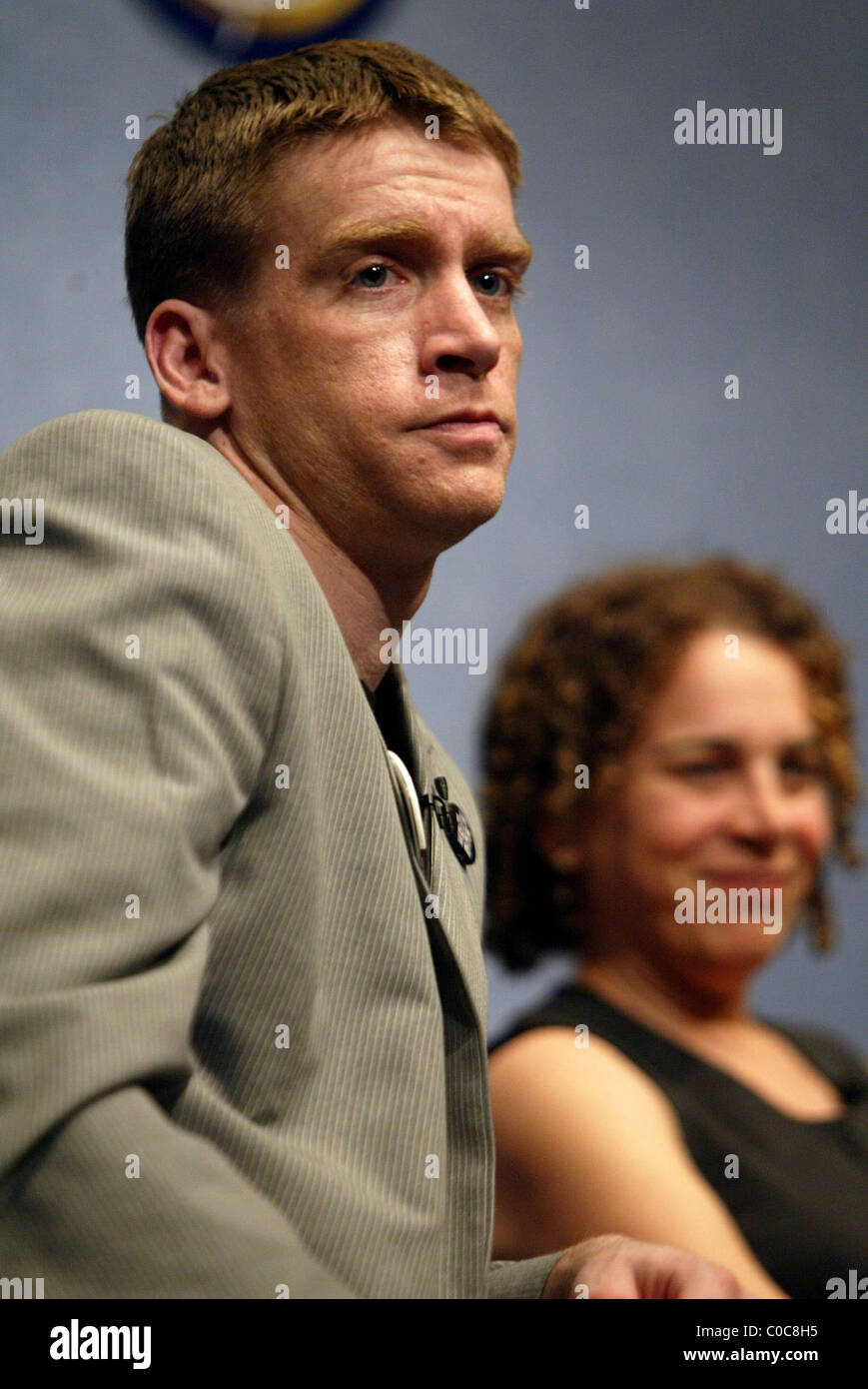 Thomas Young und Ellen Spiro Phil Donahue und Ellen Spiro Bildschirm ihren Dokumentarfilm "Körper des Krieges" vor dem National Press Club. Stockfoto