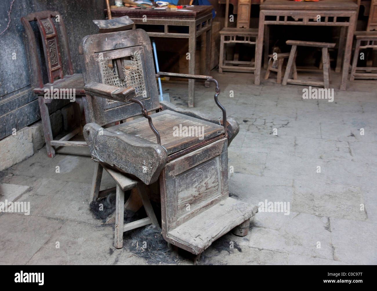 Antique barber chair -Fotos und -Bildmaterial in hoher Auflösung – Alamy
