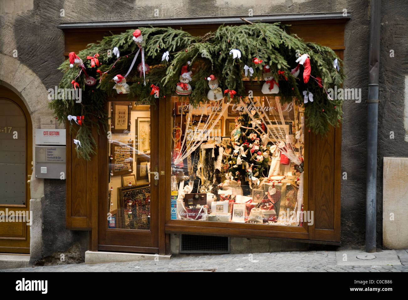 Geschäft Nähen / Stickerei / Handarbeiten / Kunst / Wandteppich Galerie mit  Weihnachtsschmuck in Genf / Genève, Schweiz Stockfotografie - Alamy