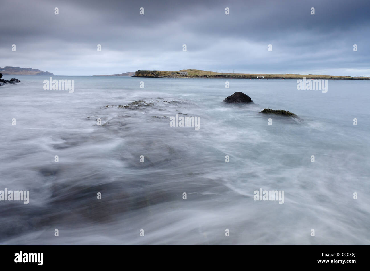 Slow-Shutter Speed Foto von felsigen Pier am Staffin Strand, Isle Of Skye, Hebriden, Schottisches Hochland Stockfoto