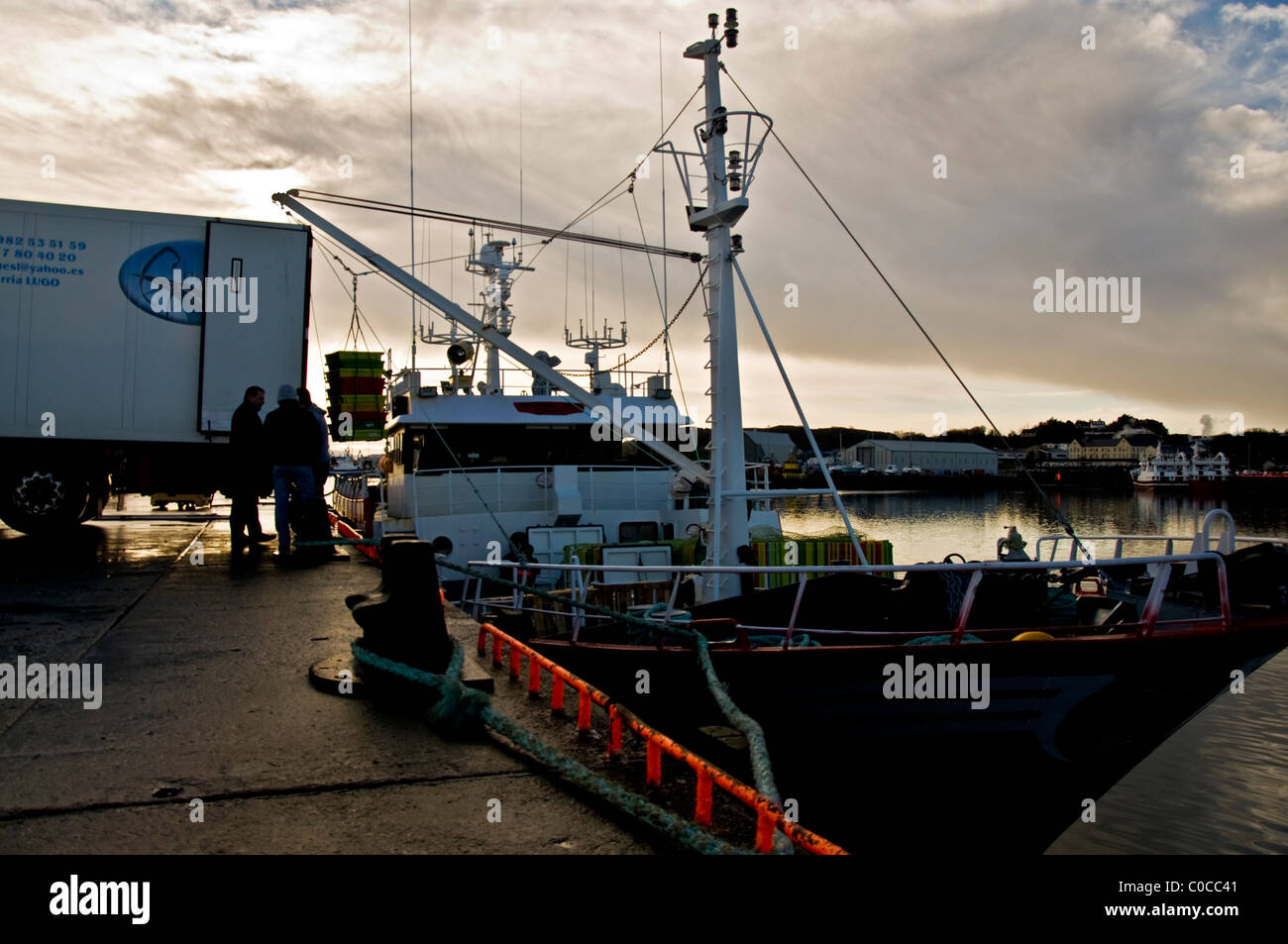 Spanisches Fischerboot entlädt in Killybegs Harbour in Donegal Ireland Stockfoto