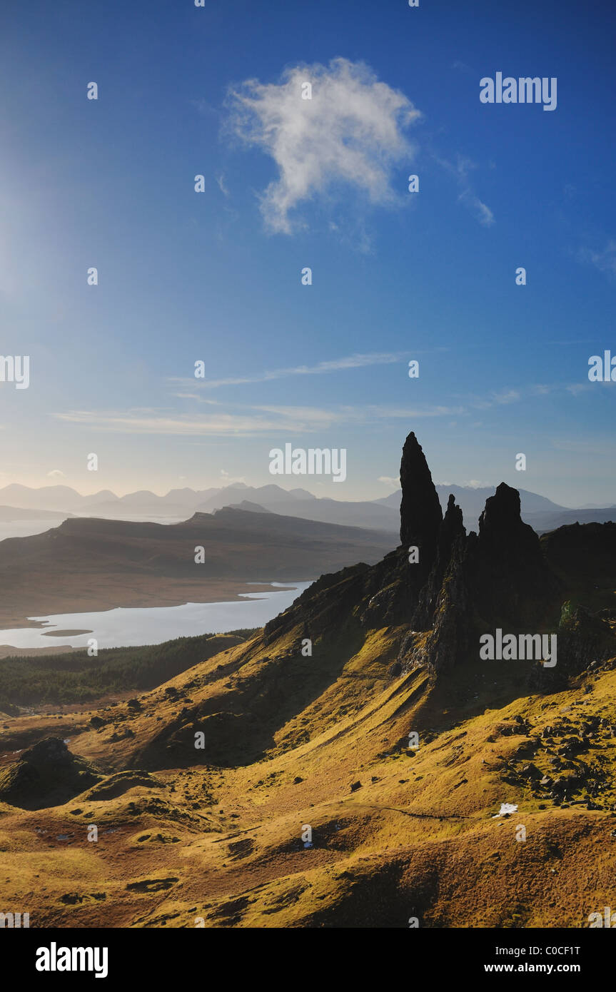 Frühling am Morgen Blick auf der Old Man of Storr an einem klaren sonnigen blauen Himmel-Tag auf der Isle Of Skye, Schottisches Hochland Stockfoto