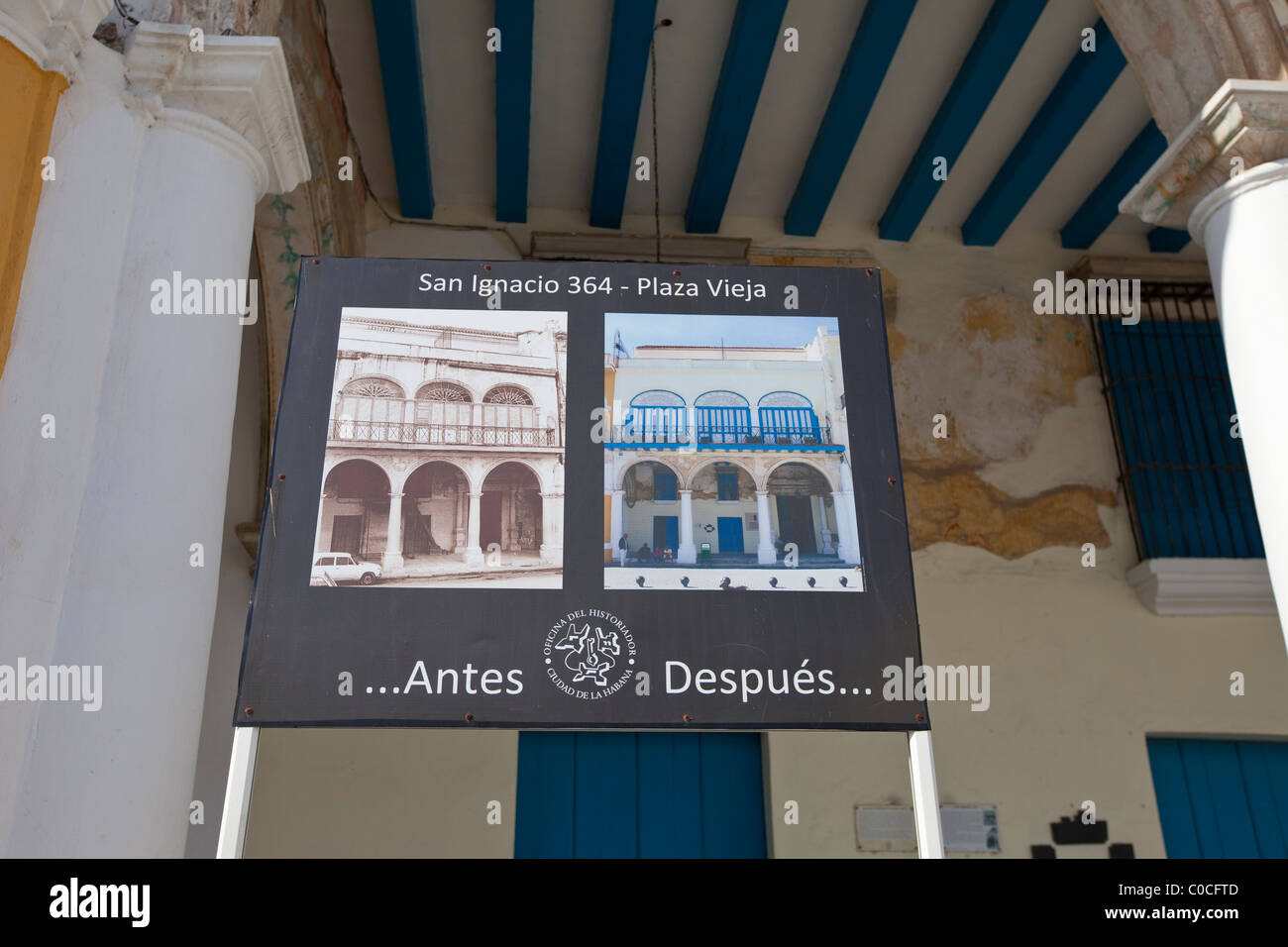 Kuba, Havanna. Vor und nach dem Zeichen in der Plaza Vieja zeigt Restaurierung arbeiten auf einem Gebäude gemacht. Stockfoto