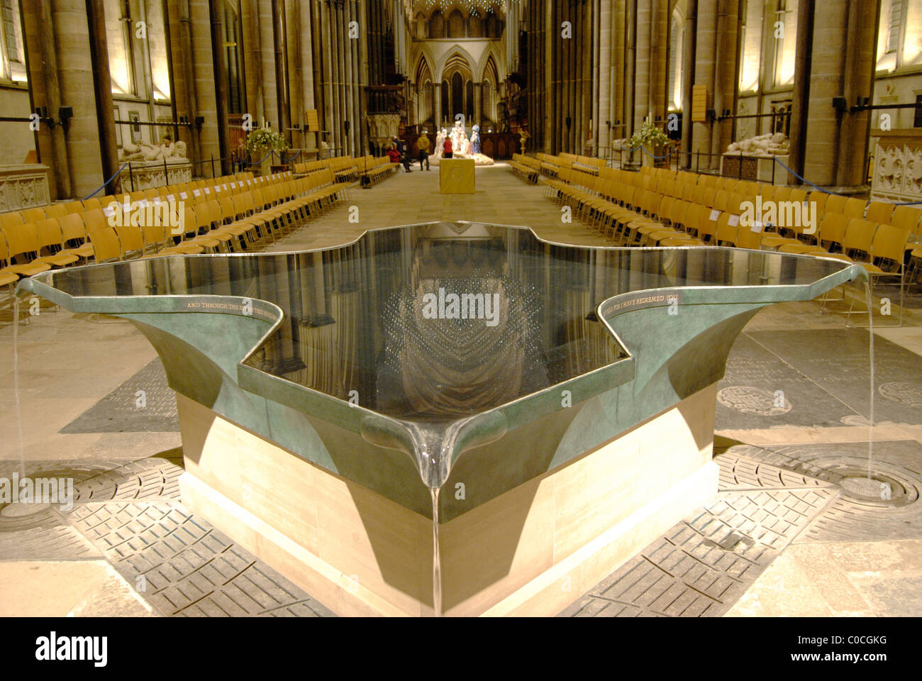 Innenraum der Kathedrale von Salisbury mit modernen Schrift im Vordergrund. Wiltshire. England Stockfoto