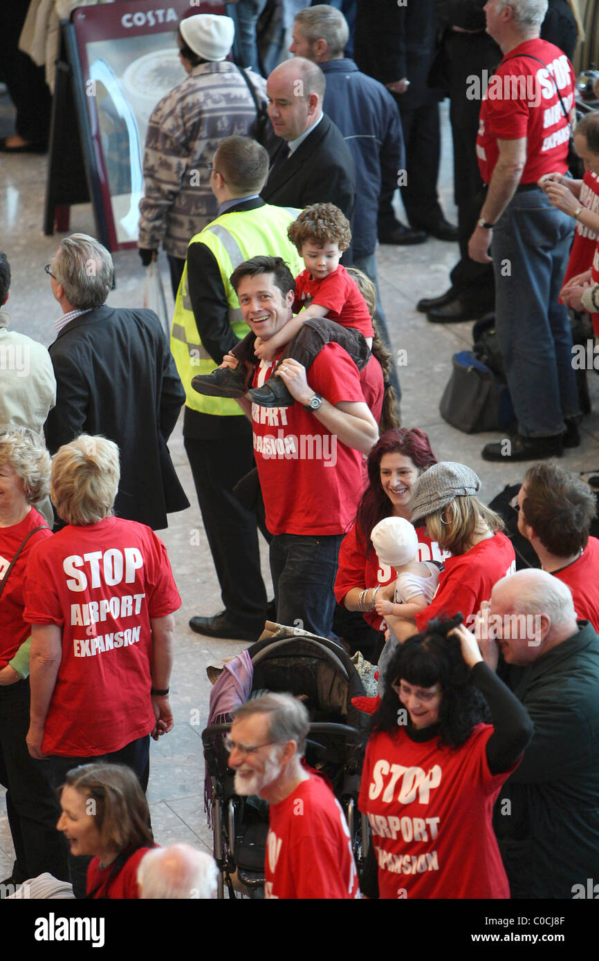 Eine große Gruppe von Demonstranten jeden Alters tragen rote T-shirts mit dem Slogan "Stop Flughafenausbau" konvergieren auf Heathrow Stockfoto