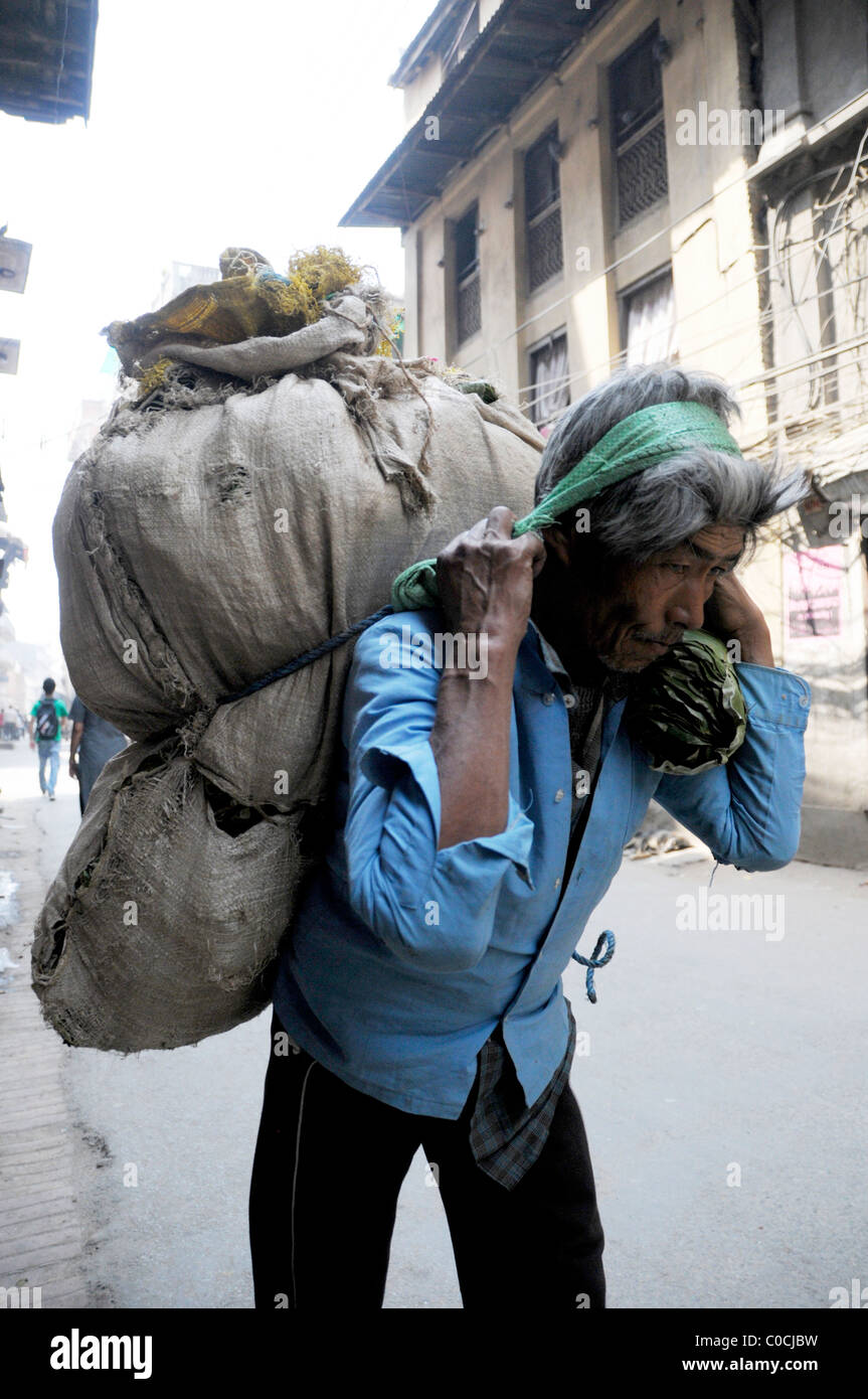 Sherpa tragen schwere Last, Leben der Menschen (die Nepalesen), Leben in Kathmandu, Kathmandu Straße leben, nepal Stockfoto