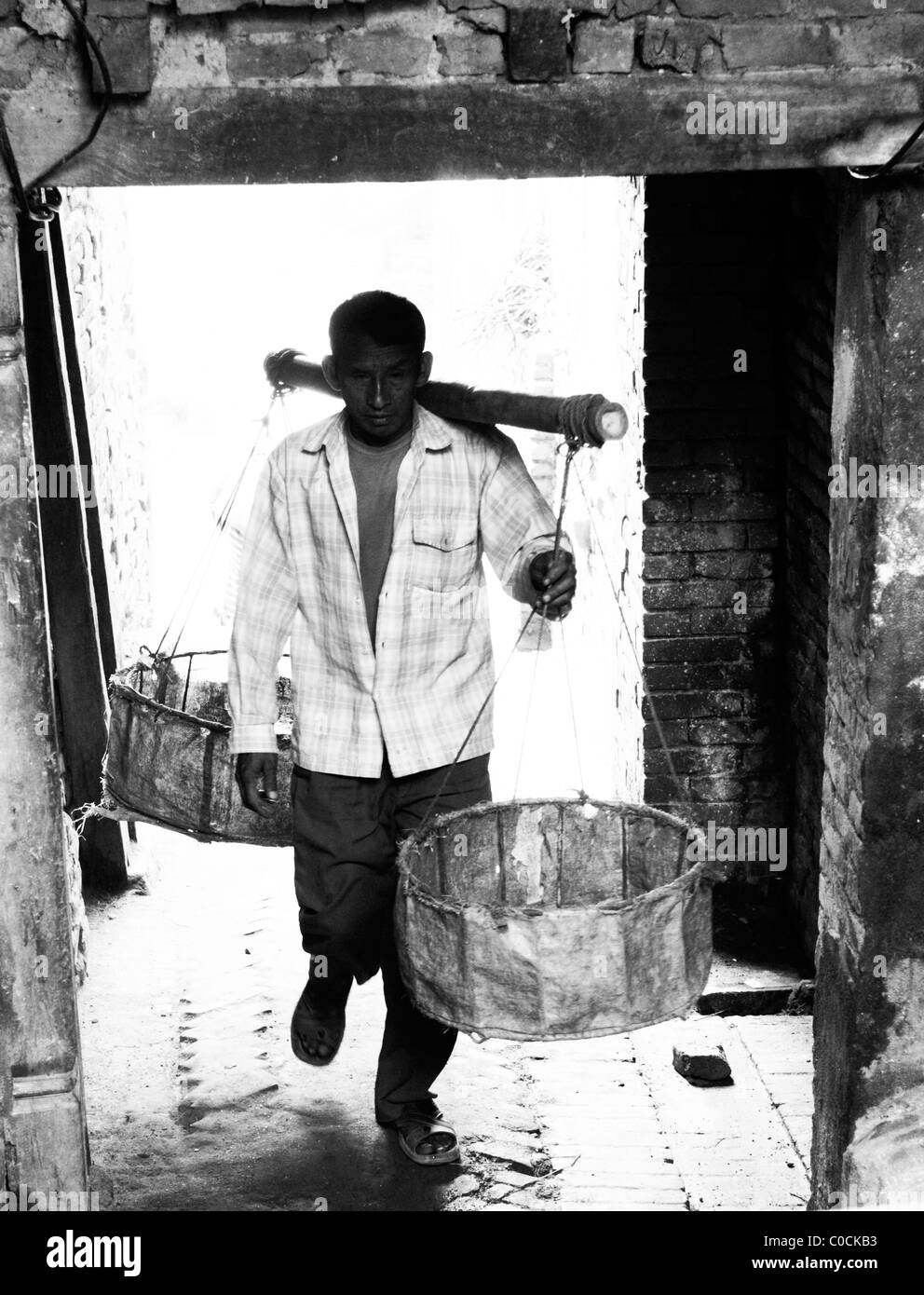 nepalesische Mann arbeitet, Völker Leben (die Nepalesen), Leben in Kathmandu, Kathmandu Straße leben, nepal Stockfoto