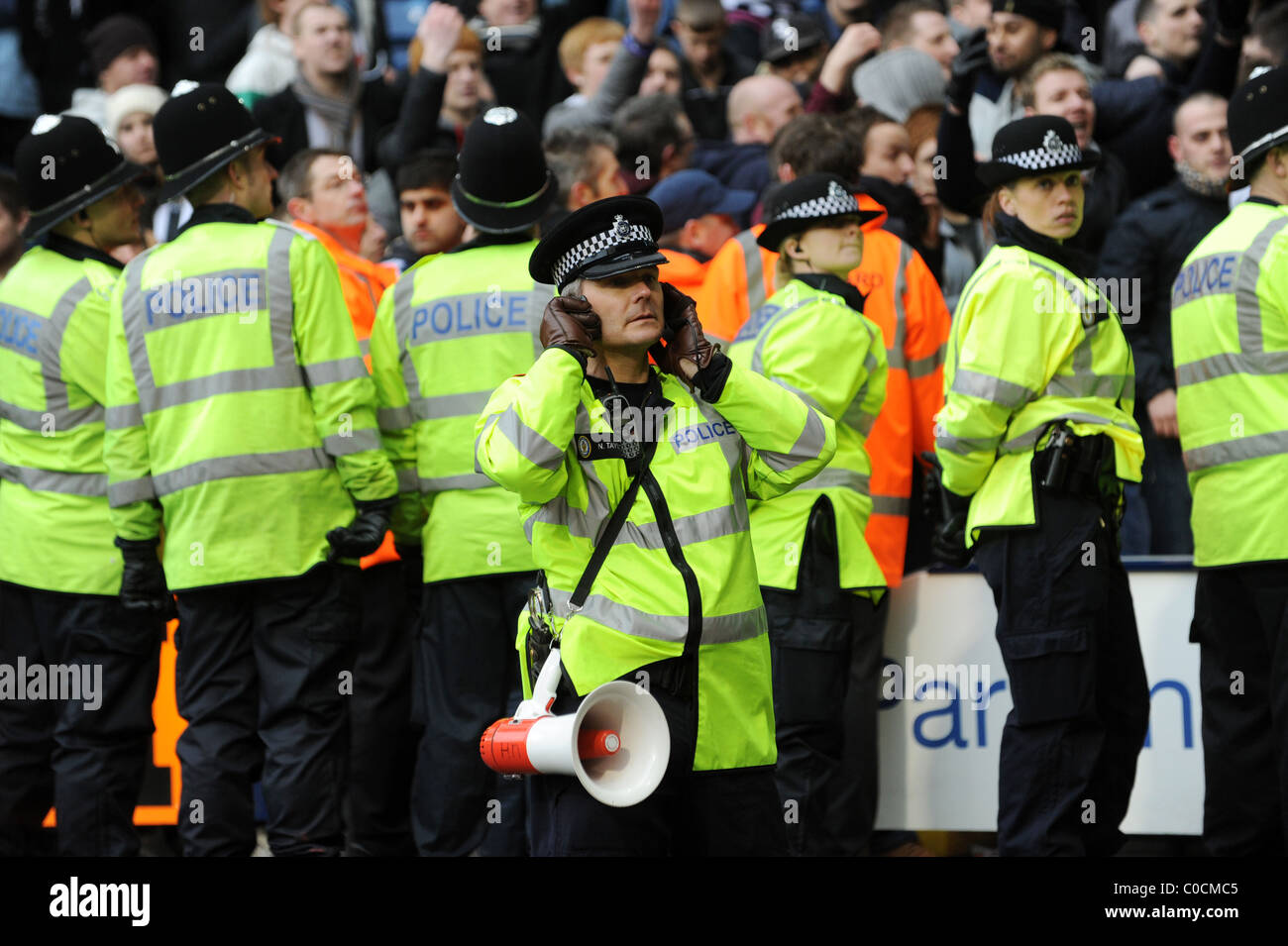 Polizisten, die Kontrolle der Menge an Fußball Spiel Uk Stockfoto