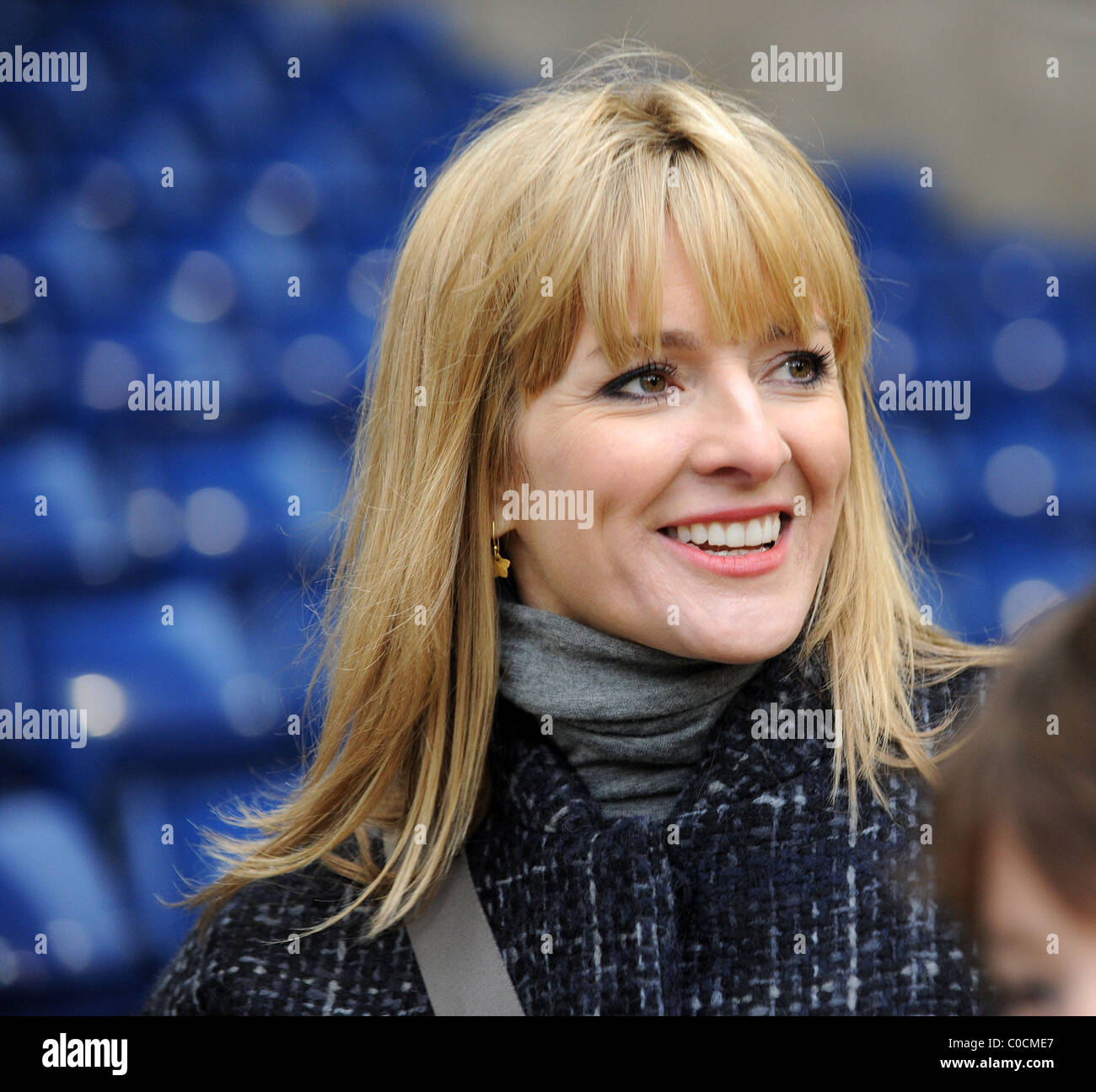 BBC-TV-Sport-Moderatorin Gabby Logan im Fußball match Stockfoto