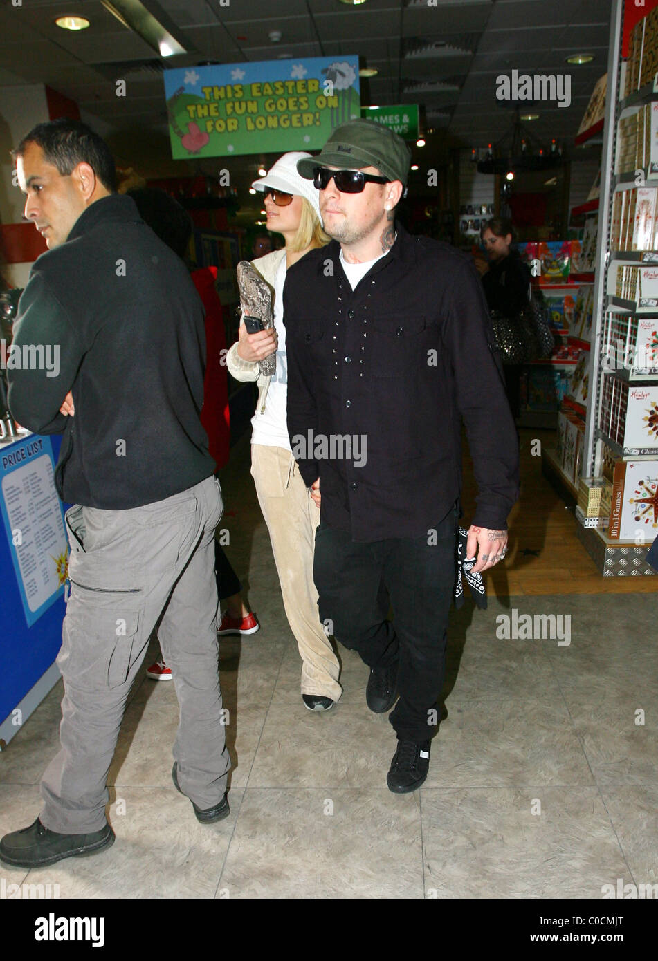 Paris Hilton und Benji Madden Hamley Spielzeug-Shop in London verlassen. Sie sind in der Stadt im Rahmen der Good Charlotte 2008 World tour Stockfoto