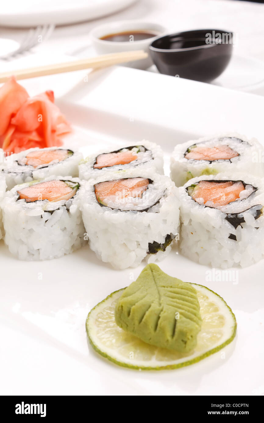 Sushi auf dem Teller Stockfoto