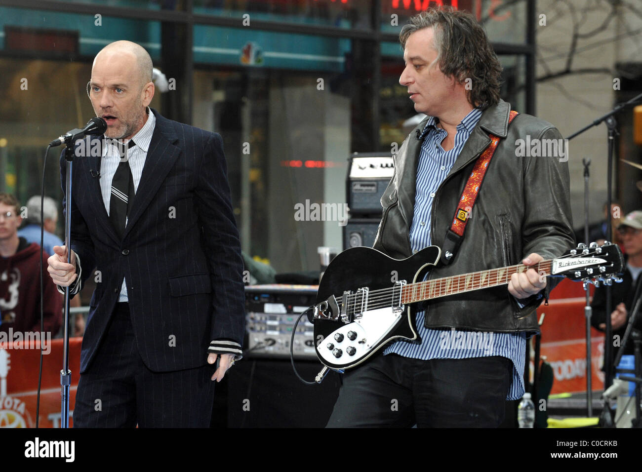 Michael Stipe, Peter Buck R.E.M führt live auf NBC "The Today Show" Toyota Konzertreihe am Rockefeller Plaza neuen statt Stockfoto