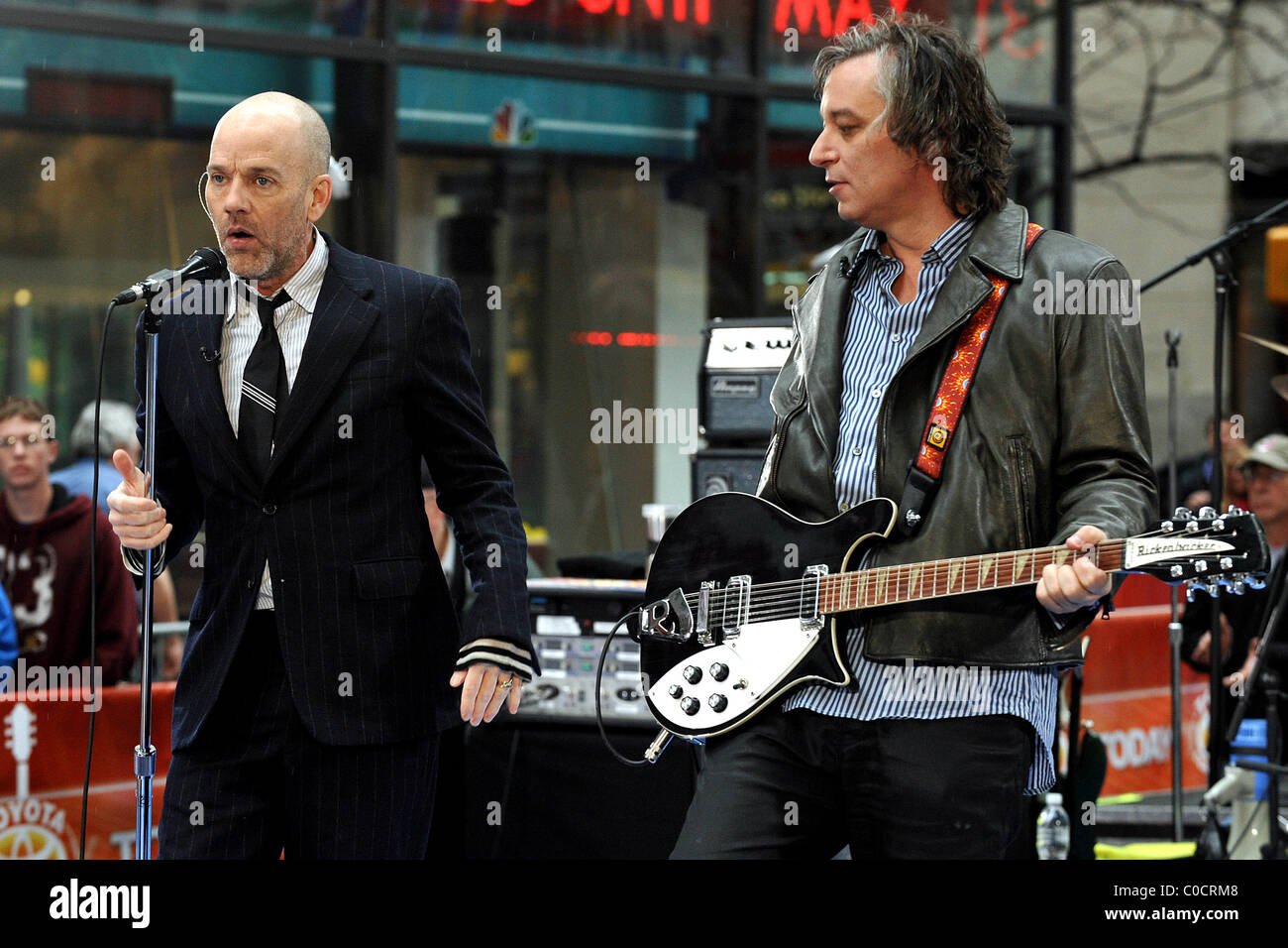 Michael Stipe, Peter Buck R.E.M führt live auf NBC "The Today Show" Toyota Konzertreihe am Rockefeller Plaza neuen statt Stockfoto