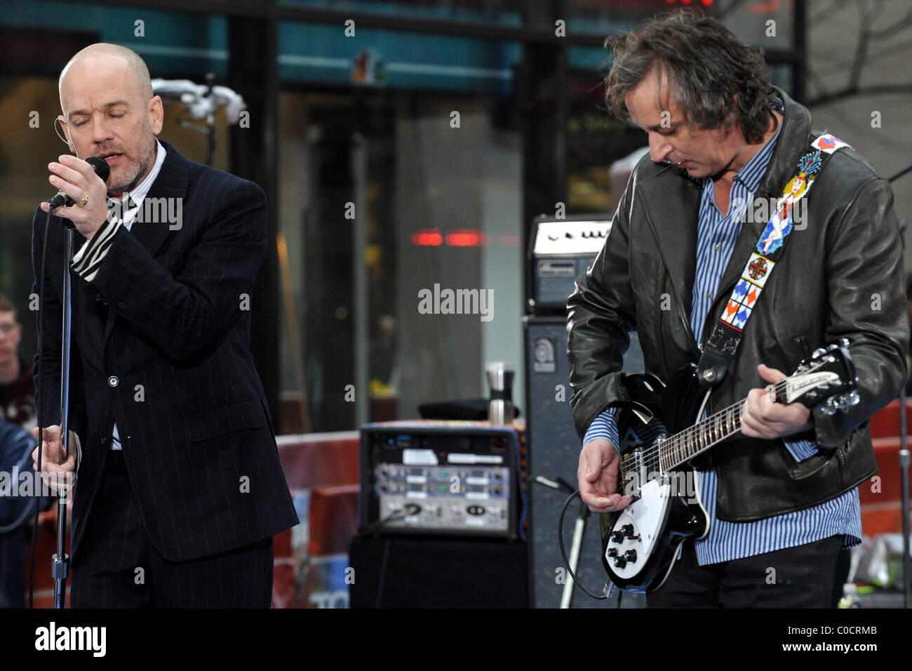 Michael Stipe, Peter Buck R.E.M führt live auf NBC "The Today Show" Toyota Konzertreihe am Rockefeller Plaza neuen statt Stockfoto