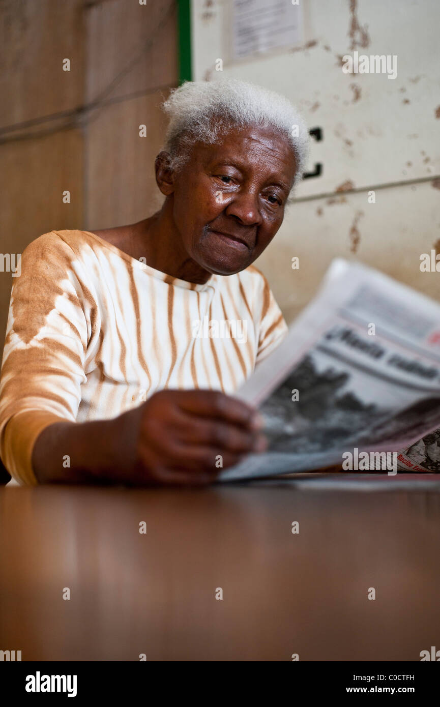 Alte Dame der kubanischen liest Zeitung Alt-Havanna-Kuba Stockfoto