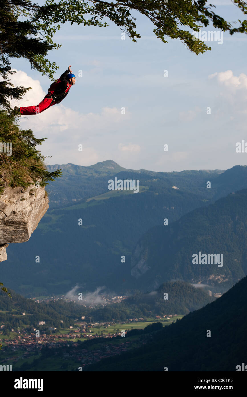 Man ist von einer Klippe springen und fallen hinunter ins Tal. Er ist stabil in die perfekte Fallschirmspringer Boxposition. Stockfoto