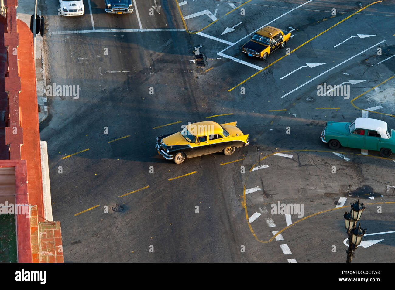 Amerikanische Oldtimer Fahrt entlang der Prado-Alt-Havanna, Kuba Stockfoto