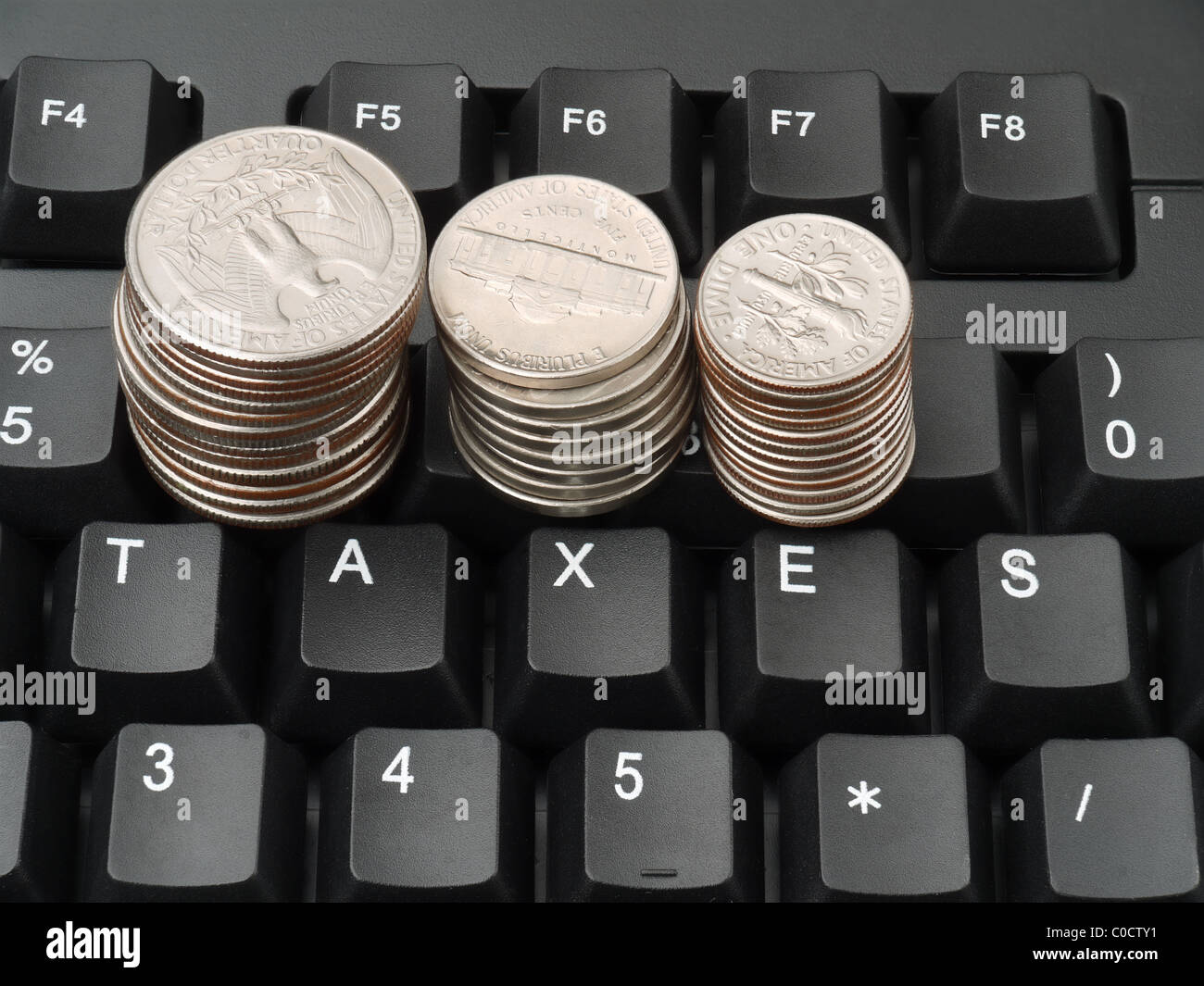 Nahaufnahme der Computer-Tastatur mit Tasten steuern Wort und Dollar-Münzen oben angeordnet Stockfoto