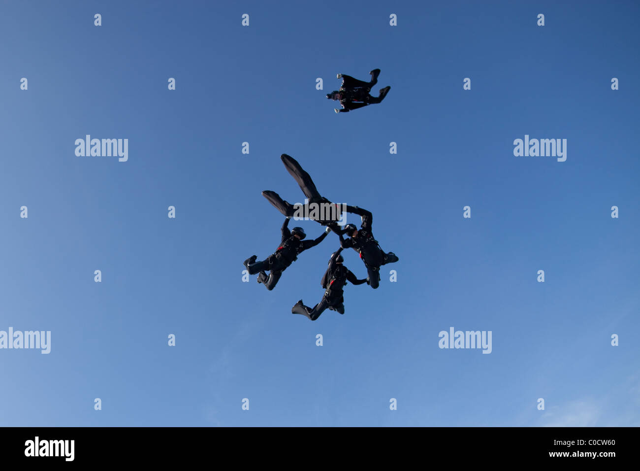 Ausbildung Fallschirmspringer halten einander zusammen und erhalten durch einen Flyer Kamera gefilmt. Stockfoto