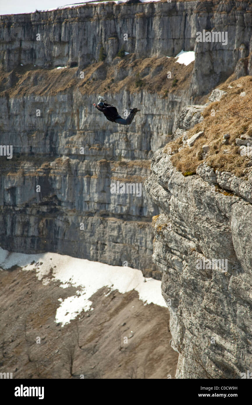 Base-Jumper ist von einer Klippe ins Tal Tauchen. Stockfoto