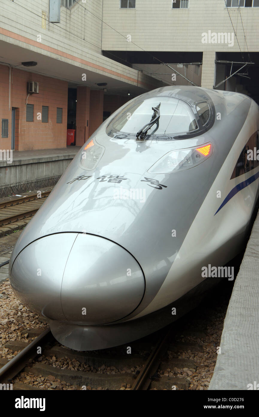 Hochgeschwindigkeitszug am neu eröffneten (2010)-Shanghai Hangzhou High-Speed Rail Link in China Stockfoto