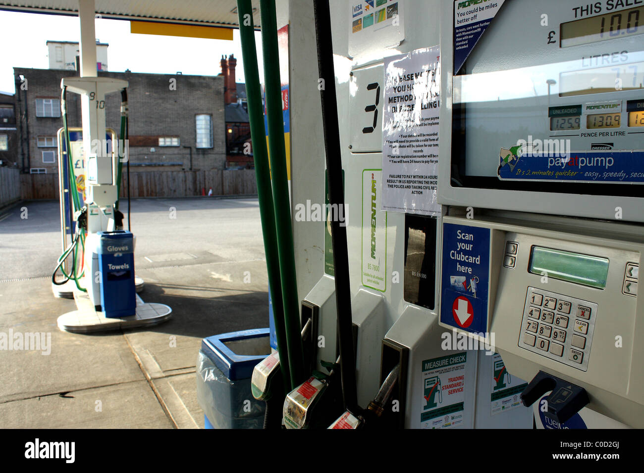 Eine leere Tankstelle Vorplatz mit bleifrei und Diesel Kraftstoff geschlossen und unbenutzt wegen Benzin Streiks und Mehrwertsteuererhöhung Preis. Stockfoto