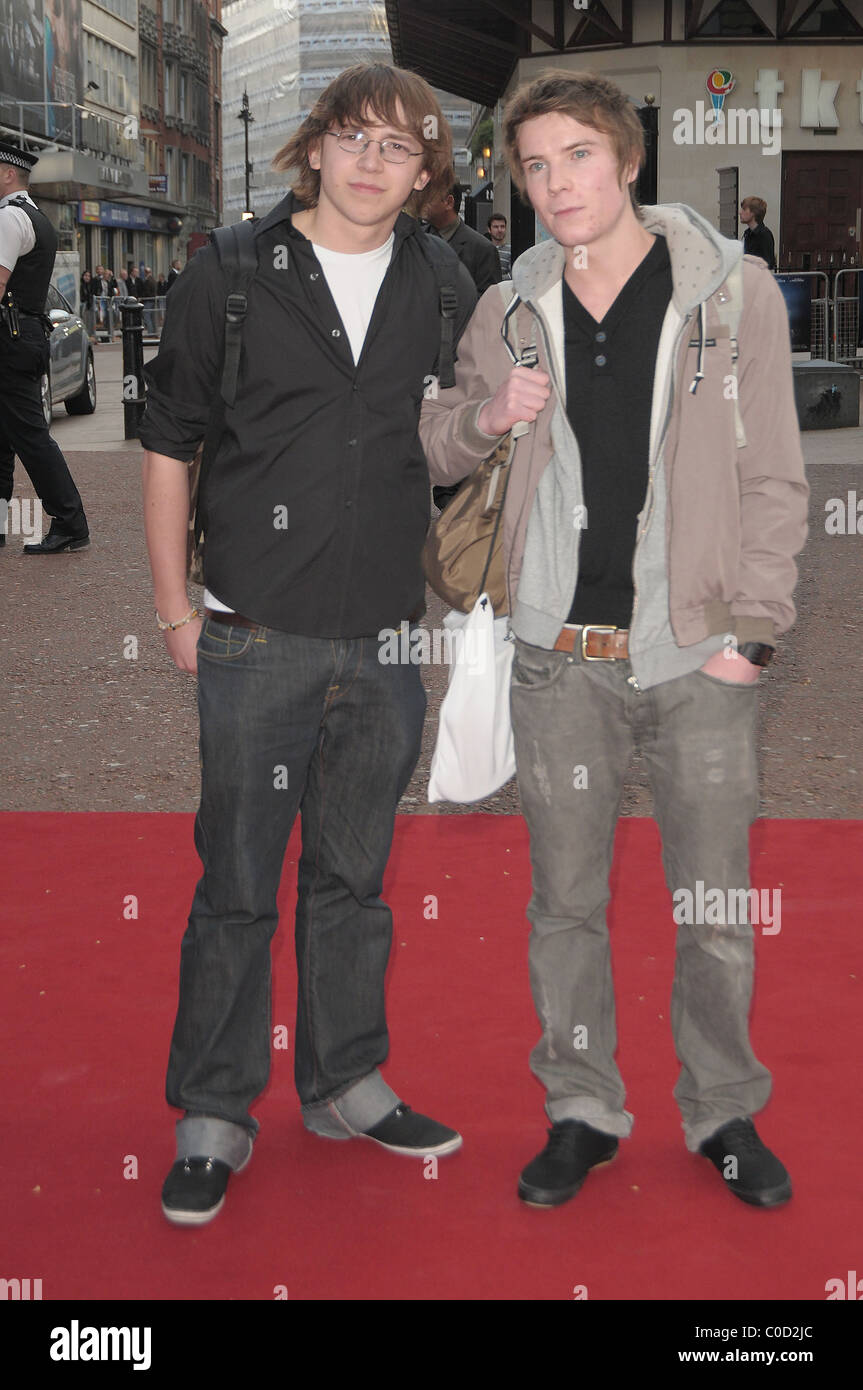 Mike Bailey Und Joe Dempsie An Der Britischen Film Premiere Von Iron Man Ankunft Am Odeon Leicester Square London England Stockfotografie Alamy