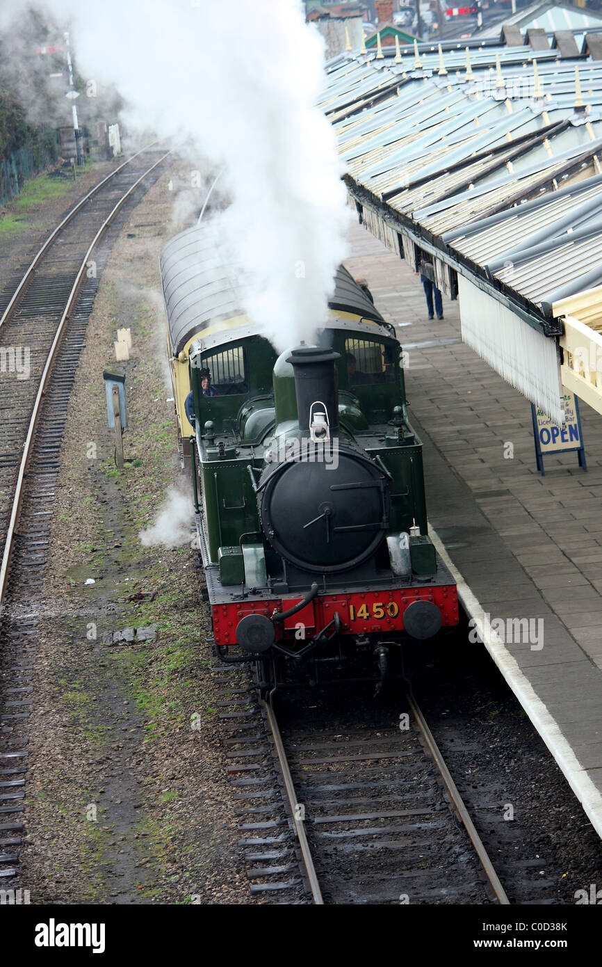 Dampflok Züge an der Great Central Railway in Loughborough Station, einschließlich der GWR-1450 wiederhergestellt Stockfoto