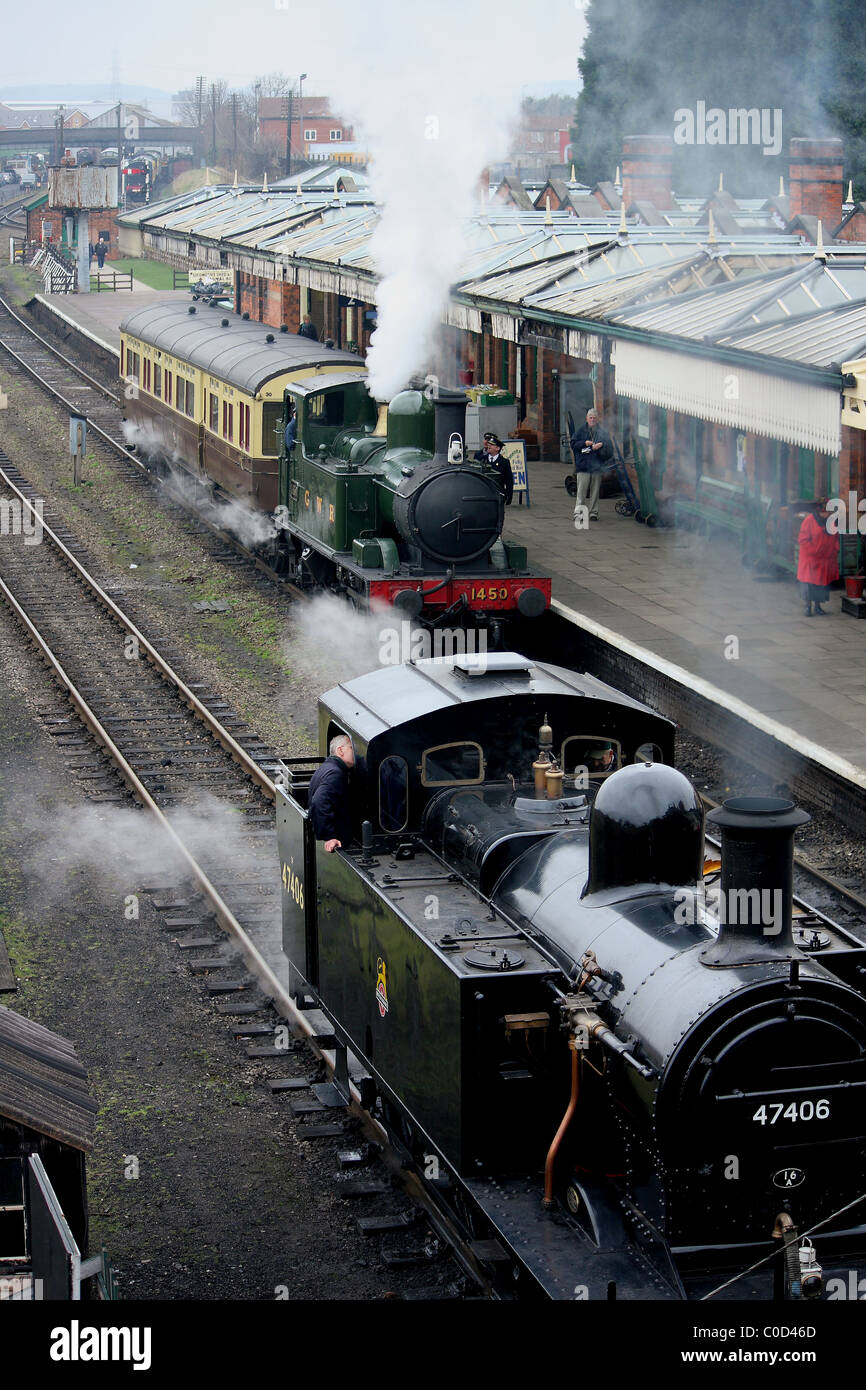 Dampflok Züge an der Great Central Railway in Loughborough Station, einschließlich der GWR-1450 wiederhergestellt Stockfoto