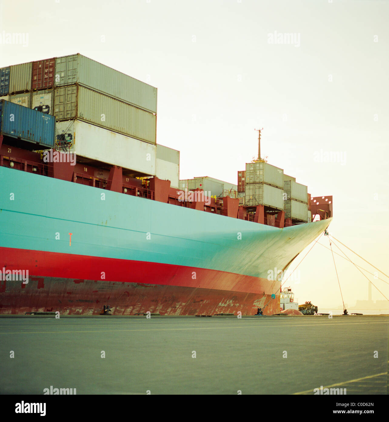 Ein Containerschiff warten am Kai voll geladen Stockfoto