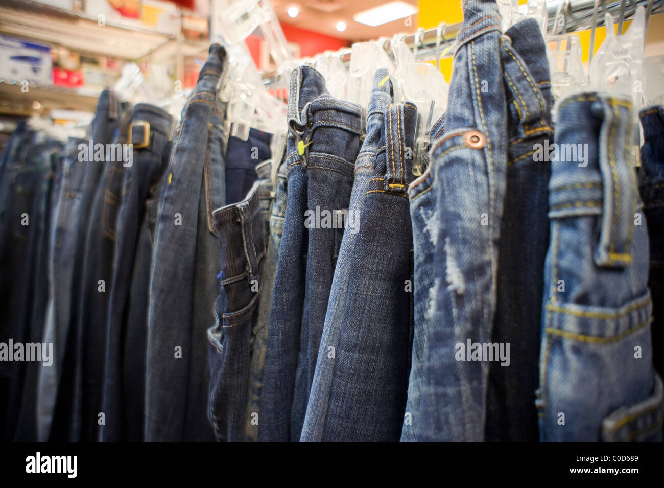 Denim-Jeans zum Verkauf in einem Secondhand-Laden in New York, Stockfoto