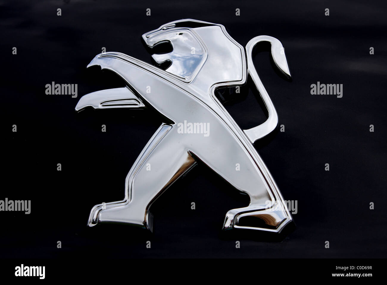 Das Peugeot-Marke-Logo in glänzendem Chrom. Stockfoto