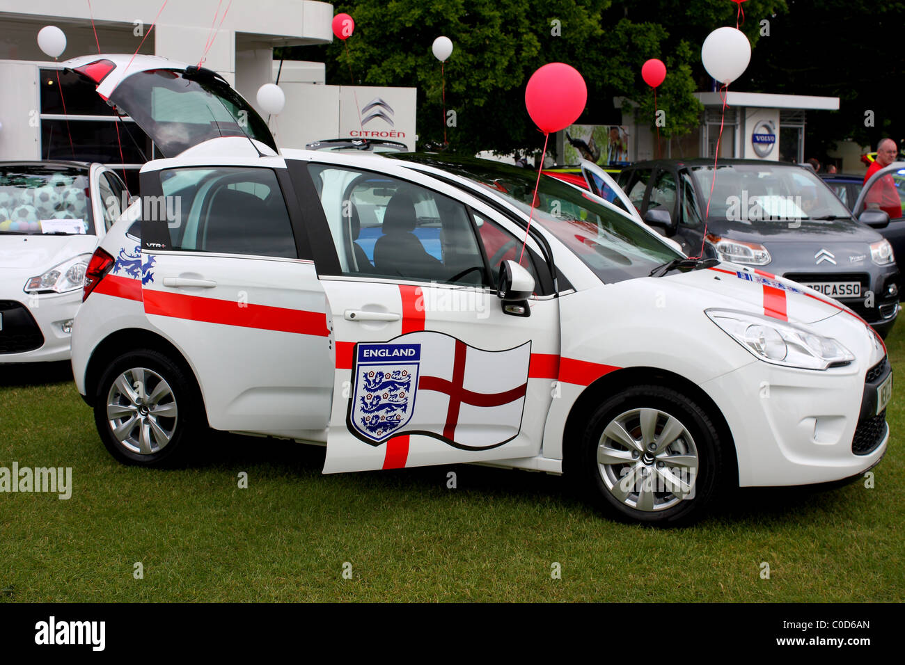 Ein Ford Fiesta an ein Auto show Veranstaltung anzeigen, das Logo und Symbol der Three Lions und britische Rote Kreuz Flagge für den Fußball Stockfoto