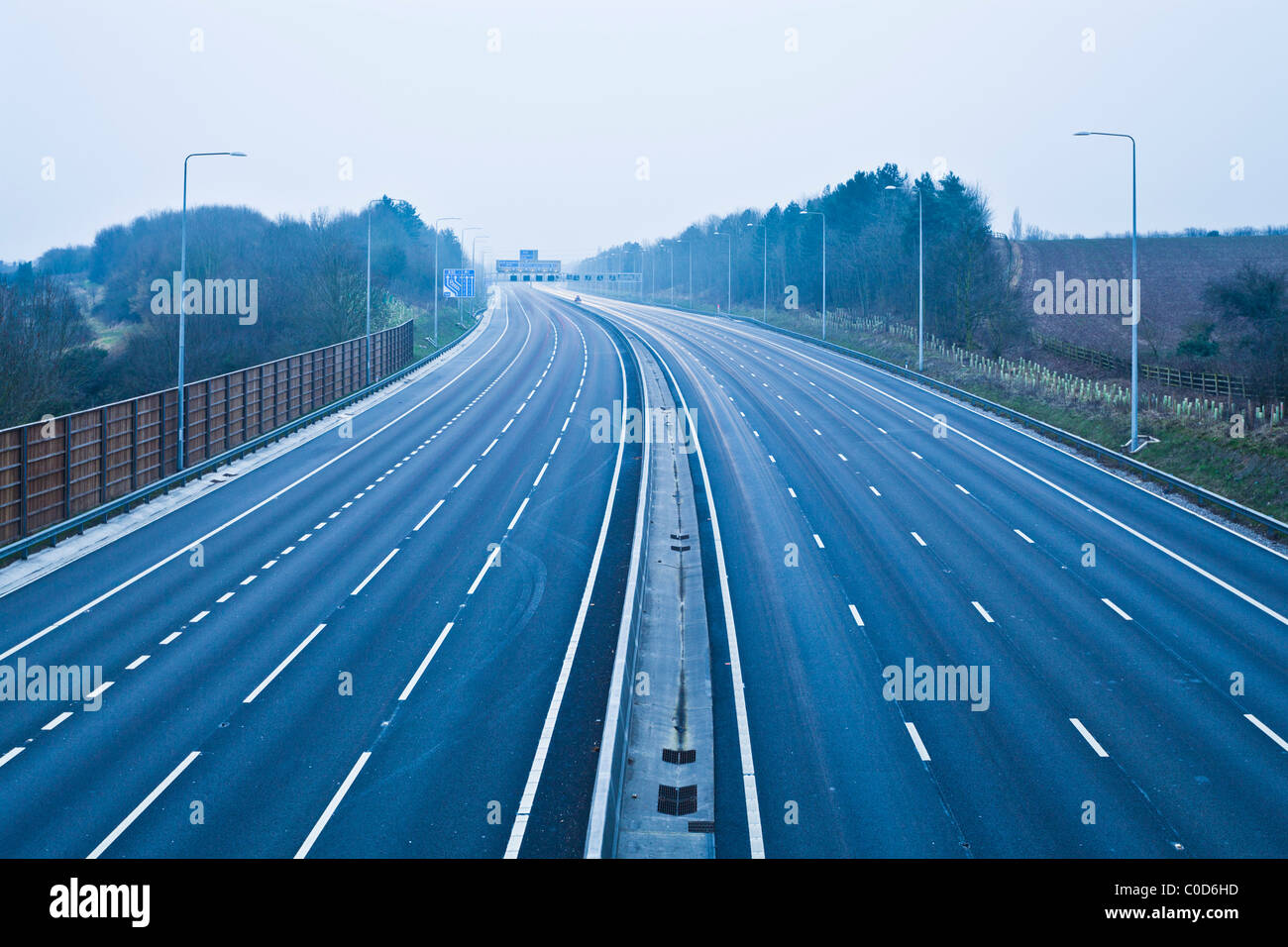 Keine Autos auf der Autobahn M1 in der Nähe der Ausfahrt 25 neue 4-spurige Abschnitt leer von Datenverkehr Stockfoto