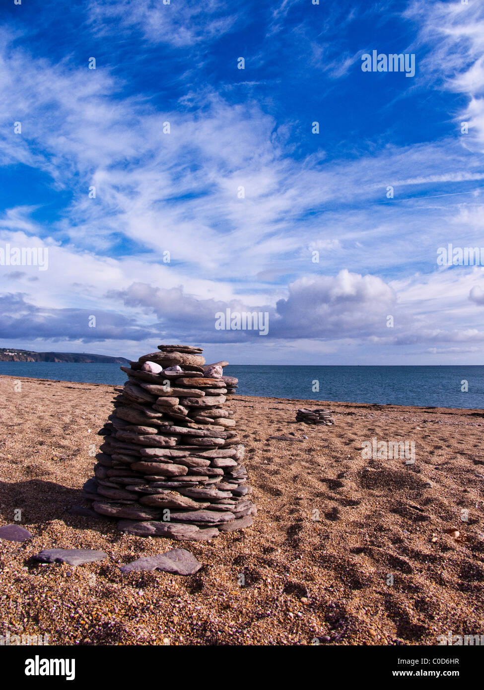 Eine skulpturale Haufen Strand Kieselsteine auf Slapton Sands Beach mit einem dramatischen Himmel - Hochformat Stockfoto