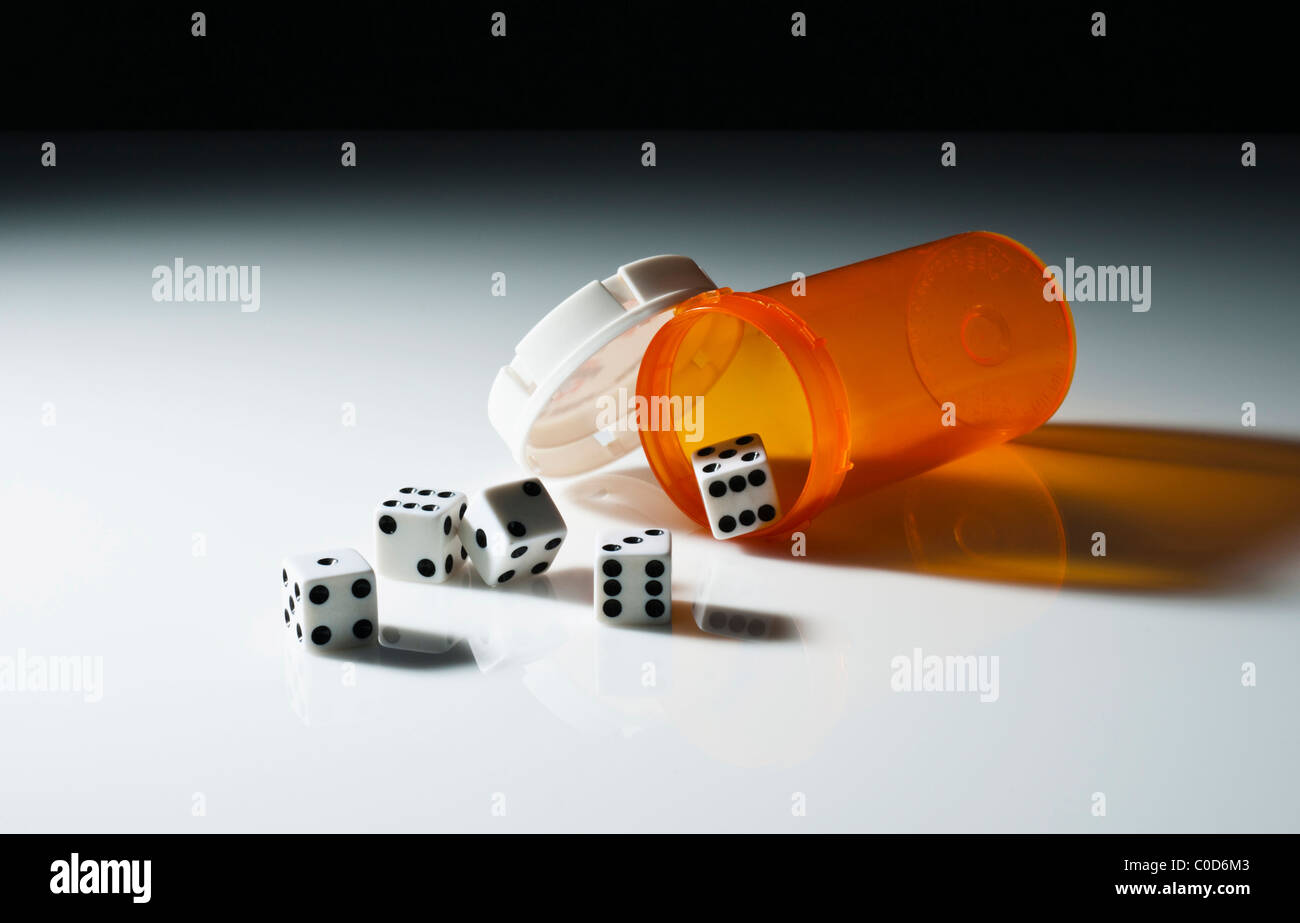 Eine Pille Container mit fünf Gaming-Würfel, konzeptionelle Stillleben, Glücksspiel mit medizinischer Versorgung oder Pharmazeutika Stockfoto
