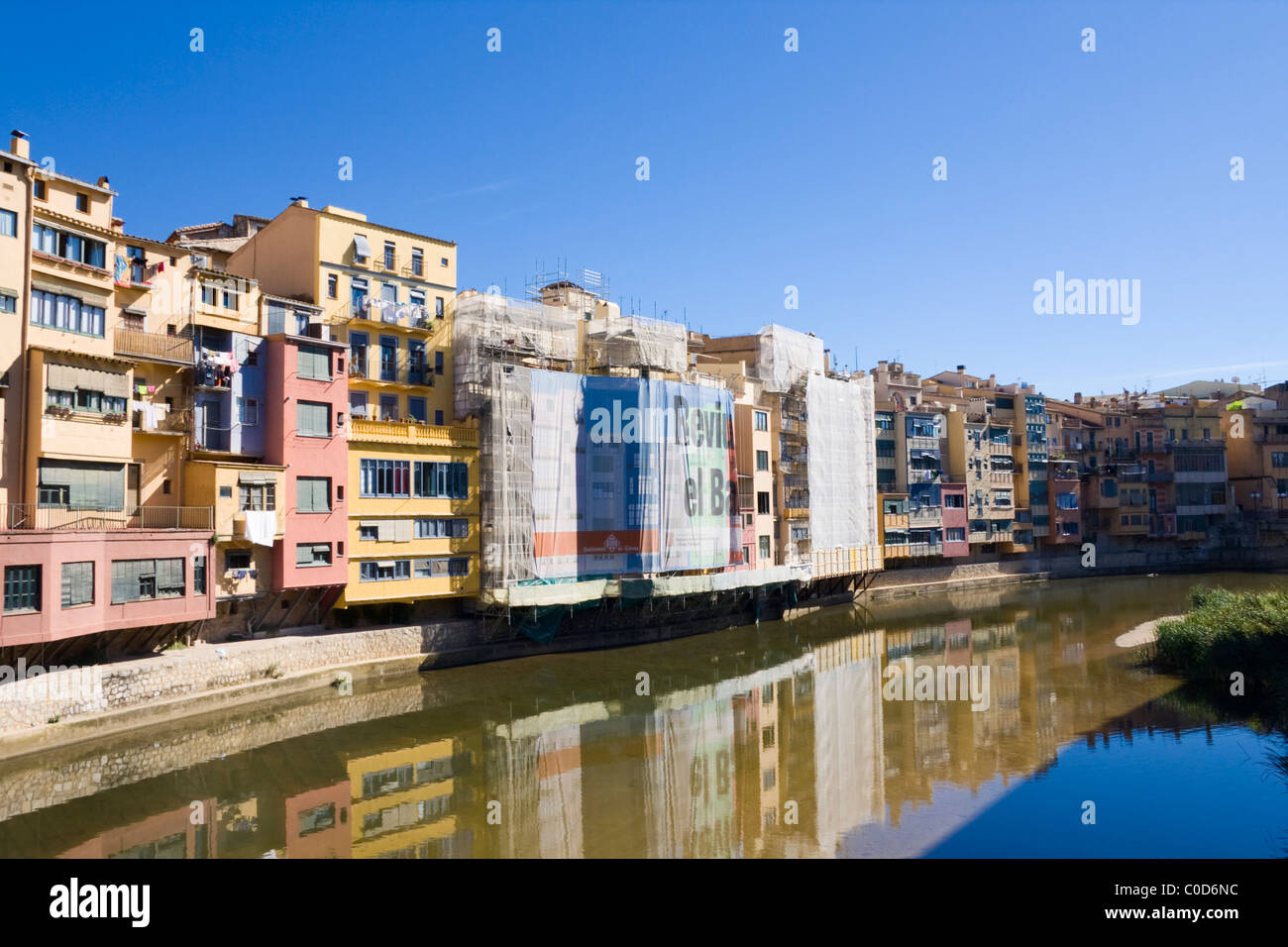 Blick stromaufwärts von Ria Onyar von Pont d ' en Gomez, Girona, Spanien, Herbst 2010 Stockfoto