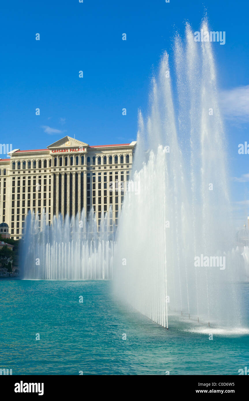 Wasserbrunnen und Regenbogen vor dem Bellagio Hotel Caesars Palace Hotel befindet sich hinter dem Strip, Las Vegas Nevada, USA Stockfoto