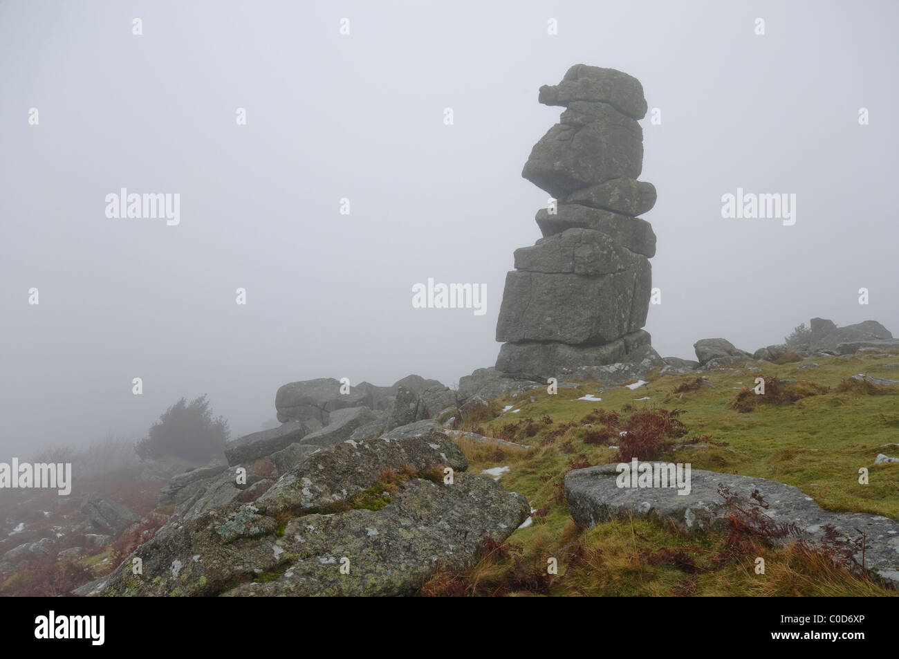 Die Bowerman Nase, Dartmoor im Winternebel. Stockfoto