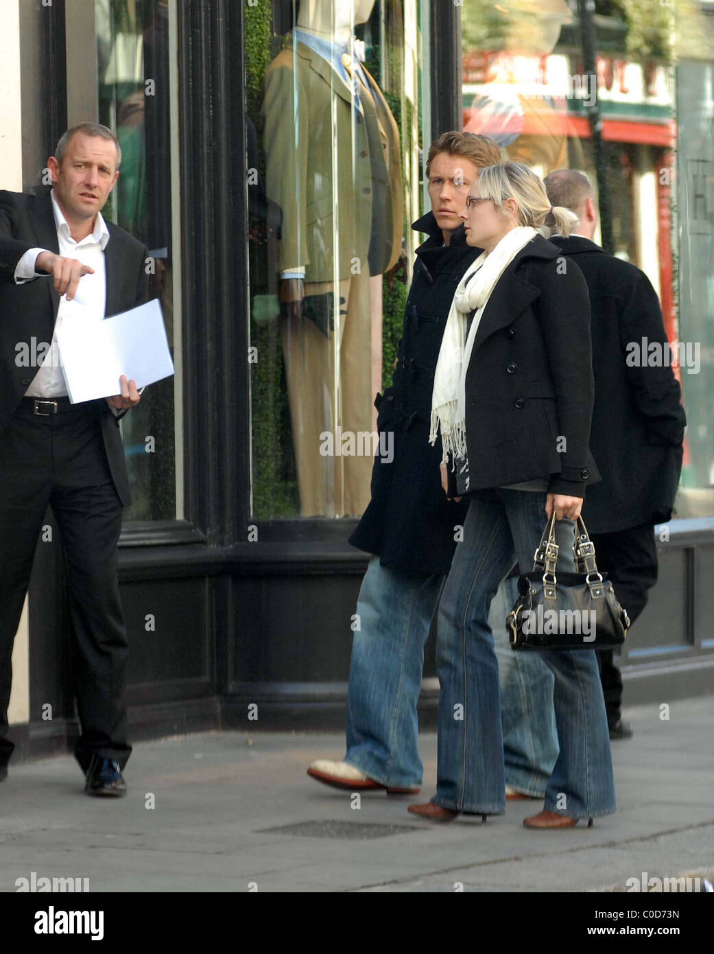Jonny Wilkinson und Shelley Jenkins ein Hackett-Herrenmode-Shop angekommen.  Dublin, Irland - 11.04.08 keine irischen TABOIDS Stockfotografie - Alamy
