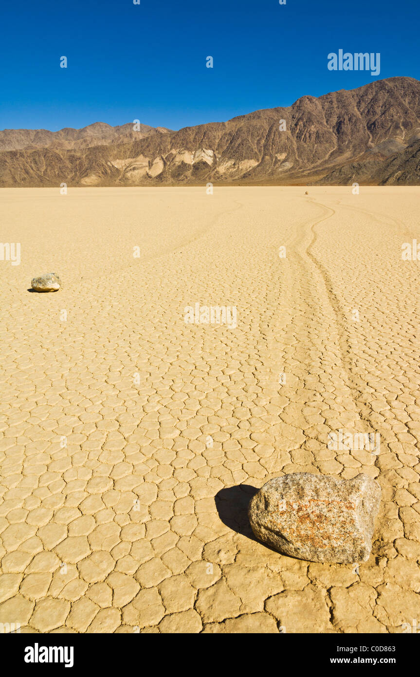 Die Tribüne im Racetrack-Tal, bekannt für seine schlittert Felsen auf dem Racetrack Playa Death Valley Nationalpark Kalifornien USA Stockfoto