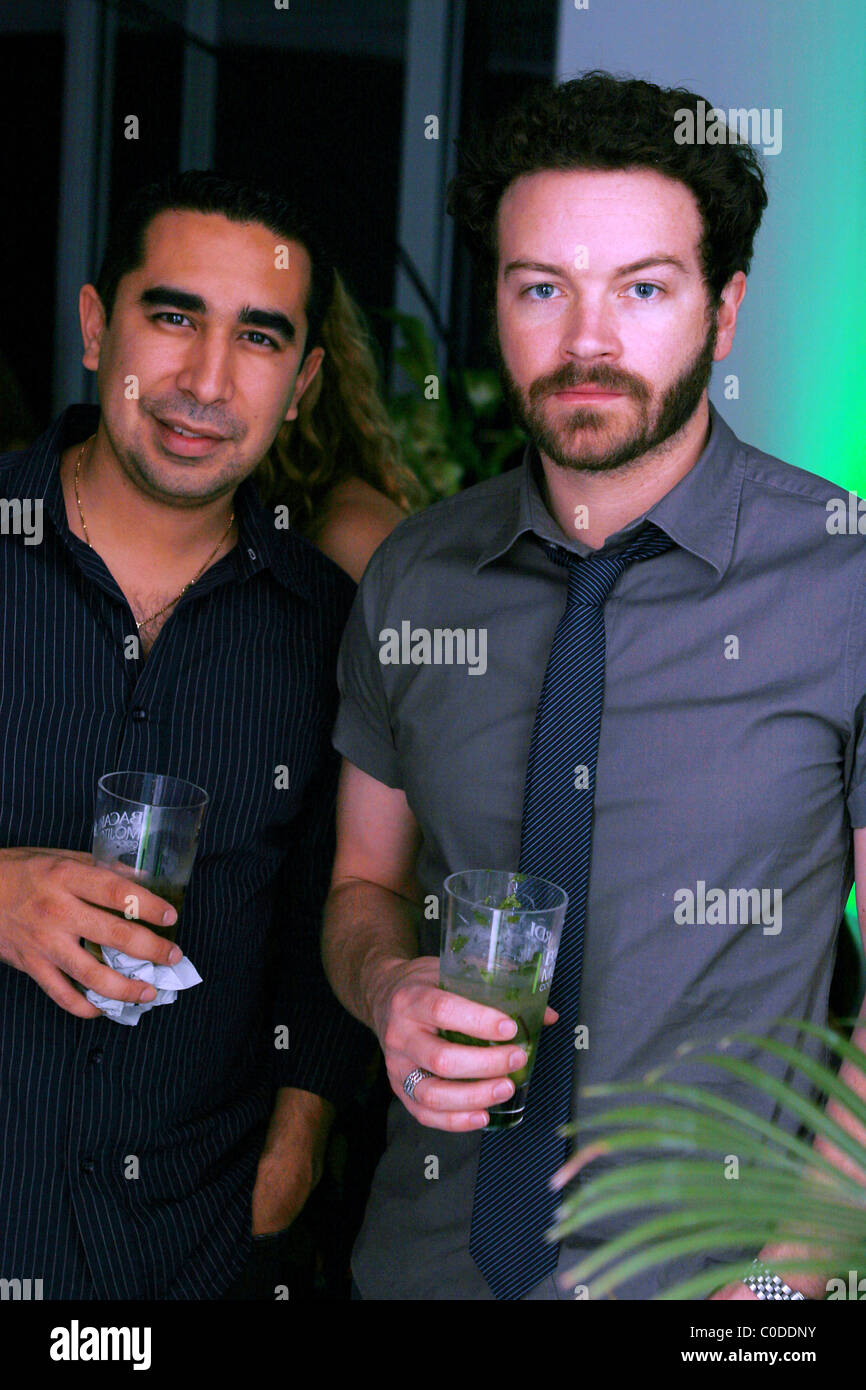 Danny Masterson und ein Freund auf der Bacardi Mojito private Party im Penthouse 2 Midtown Miami Design District Miami statt, Stockfoto