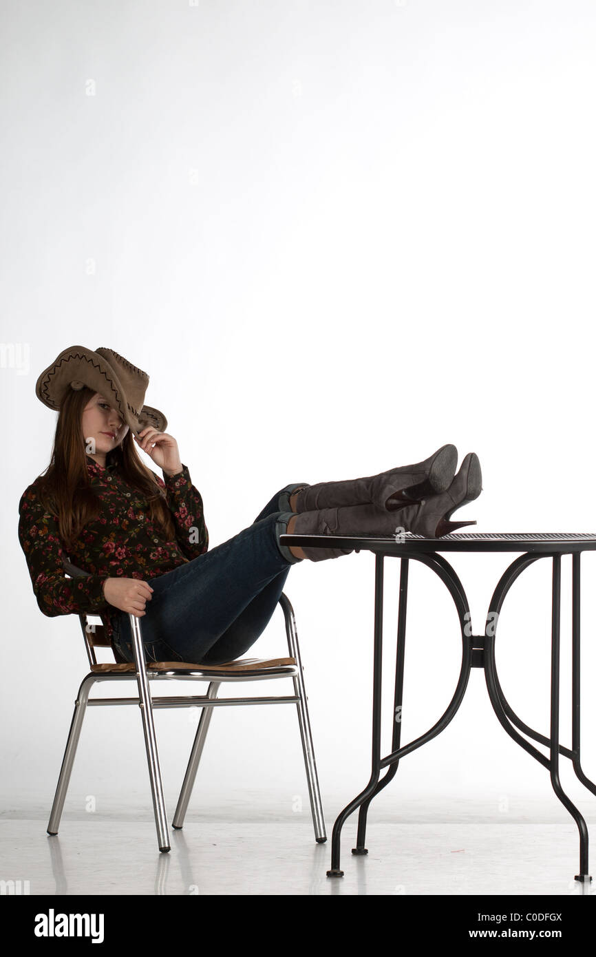 Attraktive Cowgirl Porträt auf weißem Hintergrund Stockfoto