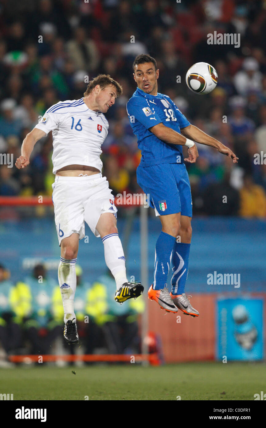 Jan Durica der Slowakei (l) und Fabio Quagliarella des Italy (r)-Wettbewerbs einen Header während einer 2010 World Cup Gruppe F entsprechen 24 Juni. Stockfoto