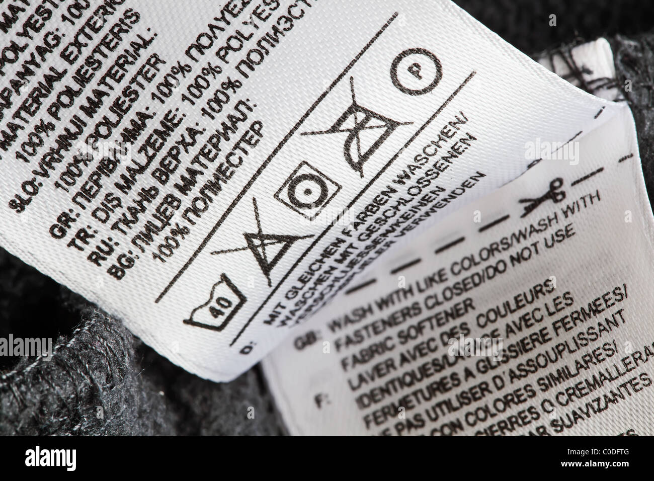 Etiketten mit Wäsche Pflege Symbole Closu-Up Kleidung. Flachen DOF. Stockfoto